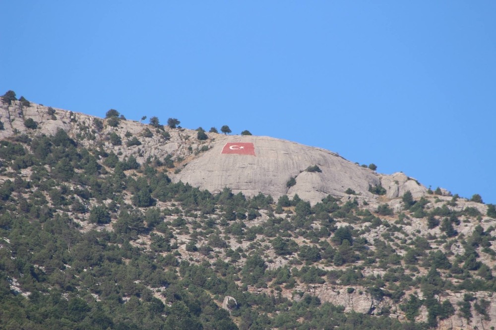 Hopka Dağı’na dev Türk Bayrağı