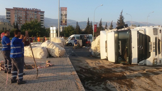 VİRAJI ALAMADI