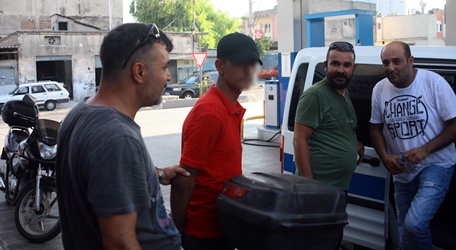POLİSİ GÖRÜNCE POŞETLE HAPI YUTTU!