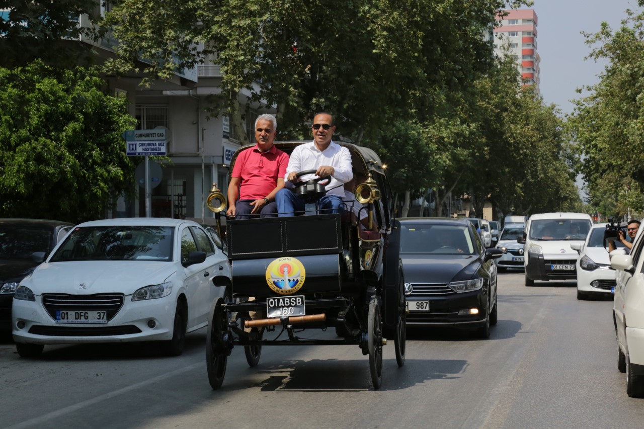 Başkan Sözlü'den fayton üzerinde Adana turu