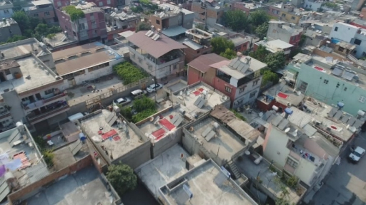 Adana’da evlerin damları kırmızıya boyandı