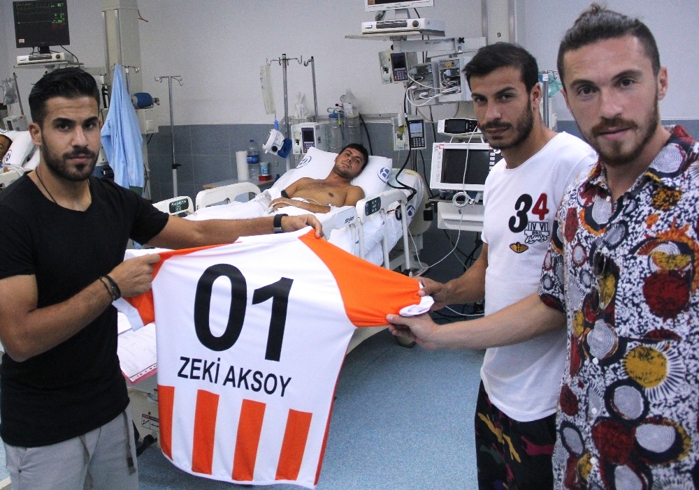 Adanasporlu futbolculardan yaralı askere ziyaret