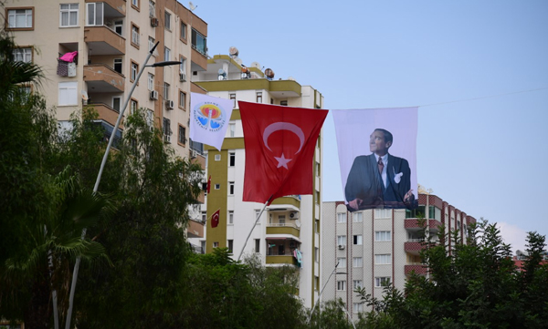 Adana bayraklarla donatıldı