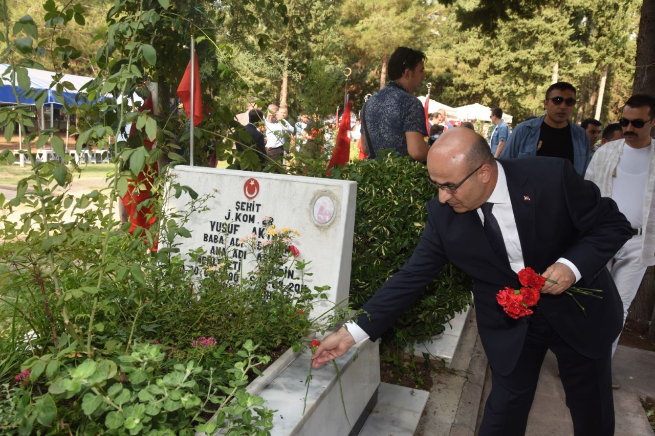 Vali Demirtaş, şehitlikleri ziyaret etti