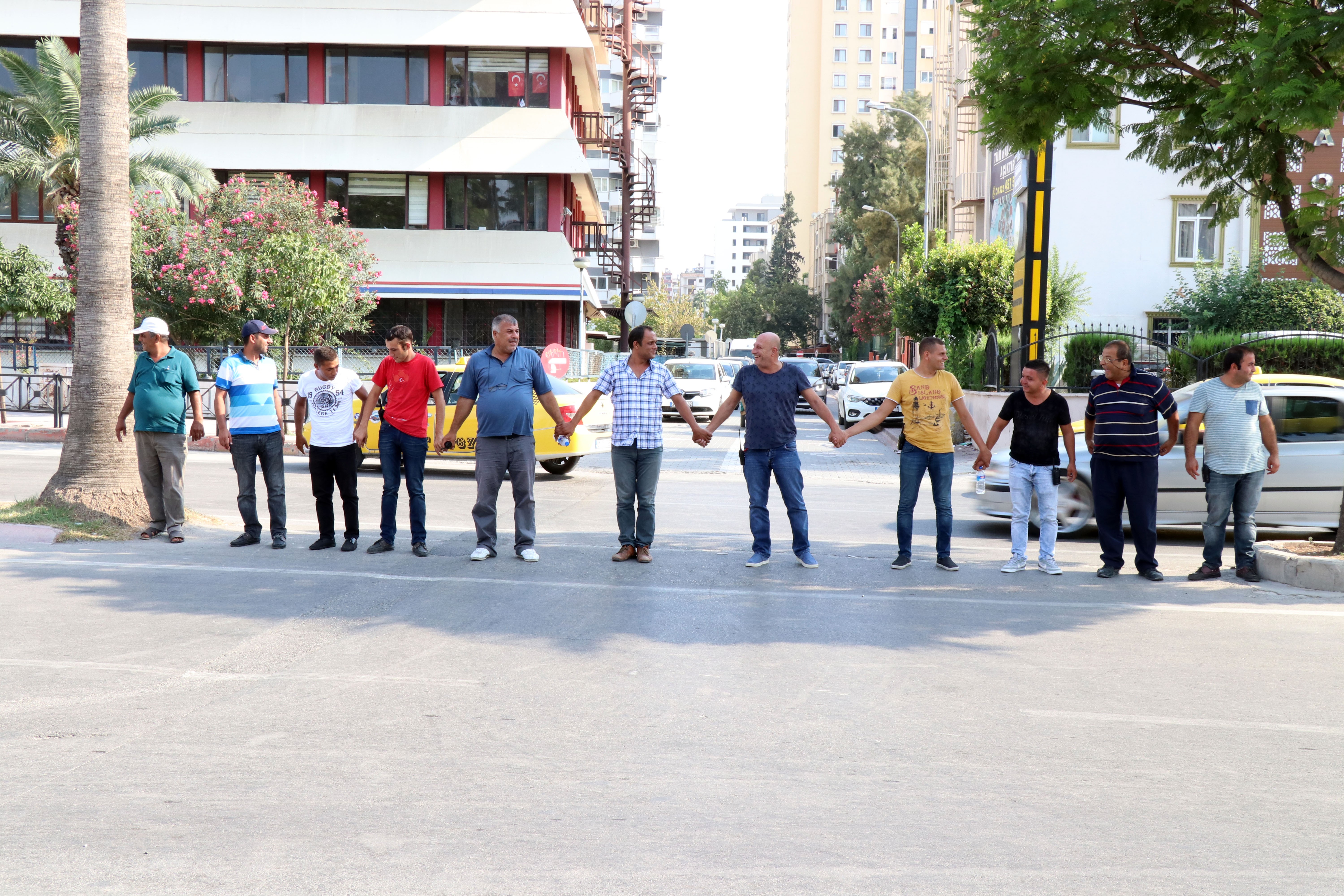 'Kaza yolu' kapatılsın diye etten duvar ördüler