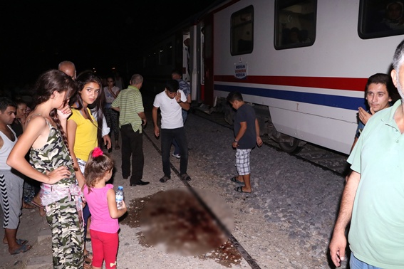 Tren çarptı