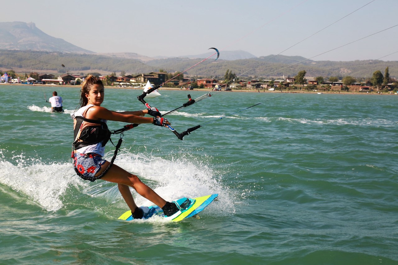 Kiteboard ustaları Adana’da heyecan fırtınası estirdi