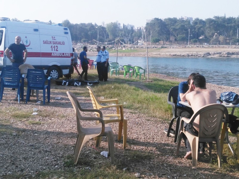 Göle giren 3 arkadaştan biri boğuldu