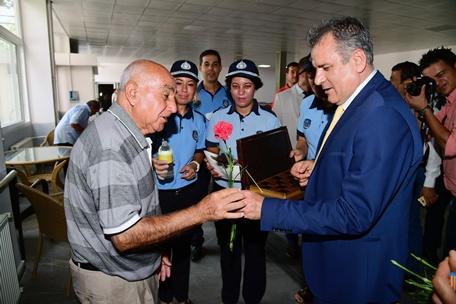 Zabıta huzurevi sakinlerini ziyaret edip moral verdi