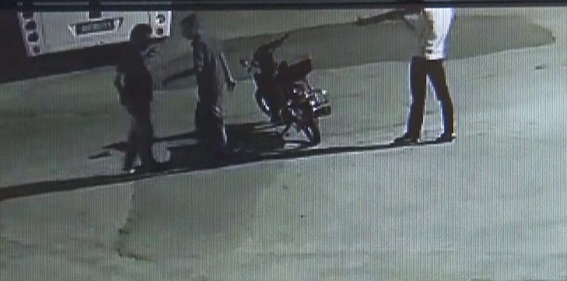 Bıçaklı, pompalı tüfekli gasp dehşeti kamerada