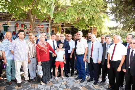 Vali Demirtaş dert dinliyor