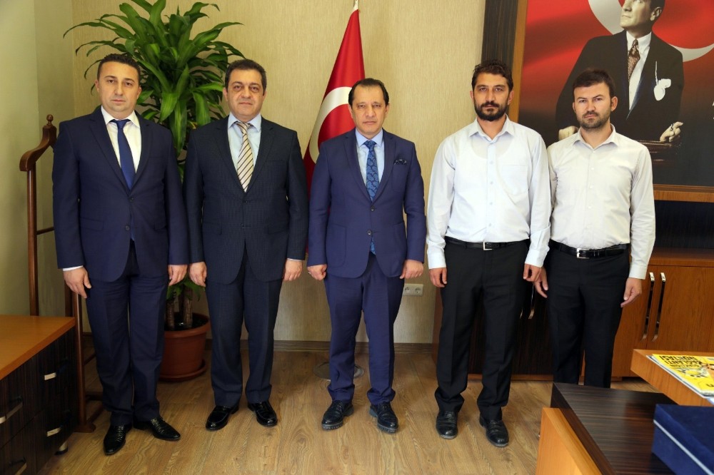Kapkaççıyı 3 dakikada yakalayan ekibe baş müdürden tebrik
