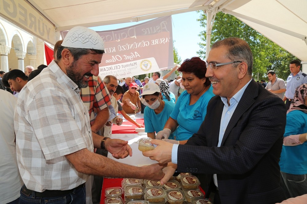 Yüreğir Belediyesi 35 bin kişiye aşure dağıttı