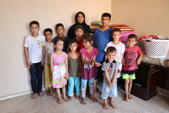 16 çocukla tek odada yaşıyor
