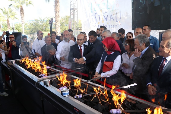 Adana Lezzet Festivali açılışında sahnede izdiham
