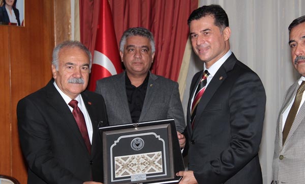 Adanalı esnafın KKTC çıkartması