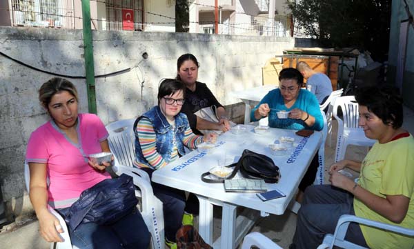 Adanalı engellilere aşure ikramı