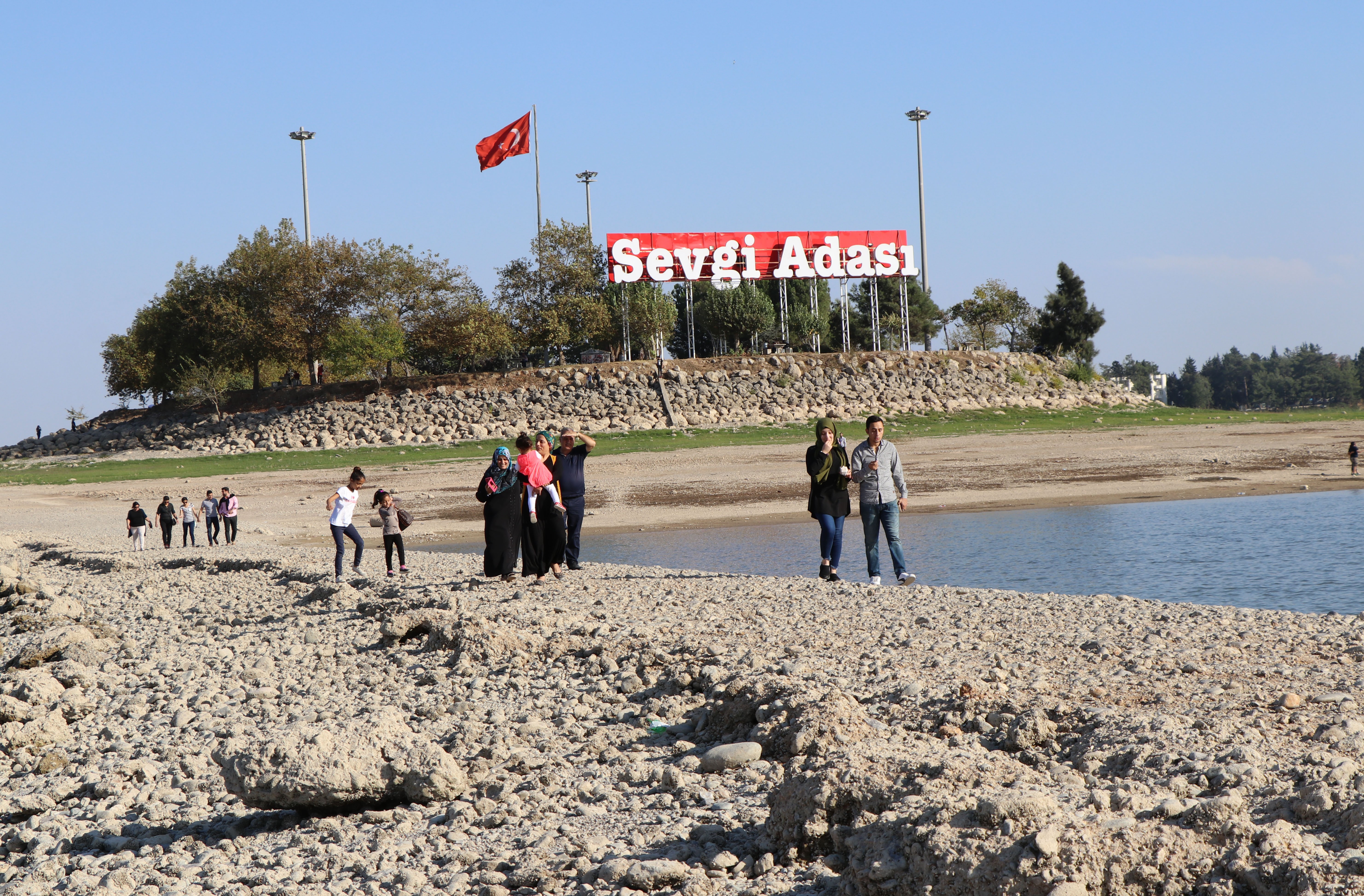 Sular çekilince adaya yürüyerek gittiler