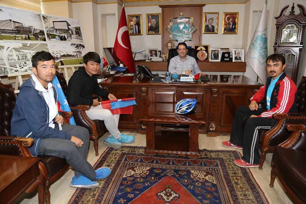 Doğu Türkistan için Adana’dan Ankara’ya pedal çeviriyorlar