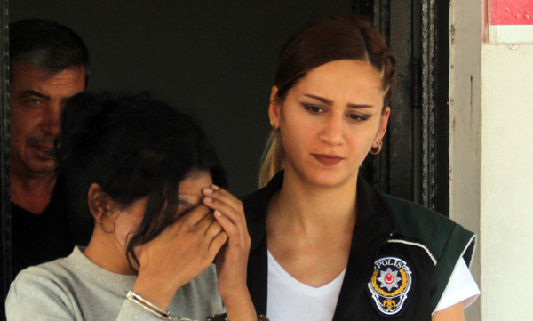 Topuz yaptığı saçından 32 paket eroin çıkan kız tutuklandı