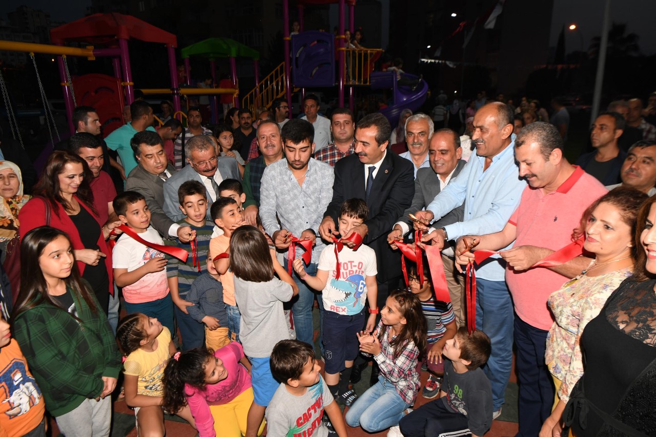Çukurova'da kütüphaneli park açılışı