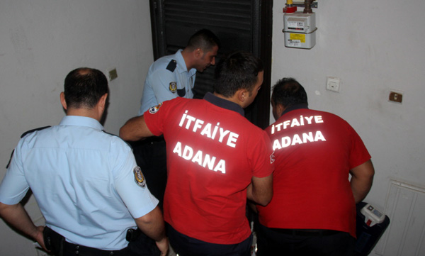Kapıyı kilitleyip açmayan eşine yalvardı