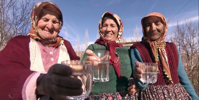 Köye su geldi, İnsaf teyze dayaktan kurtuldu