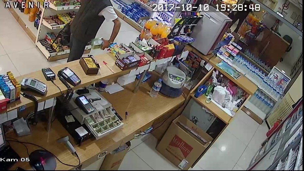 Sevgilisi kasiyeri oyaladı, kendi sadaka kutusunu çaldı