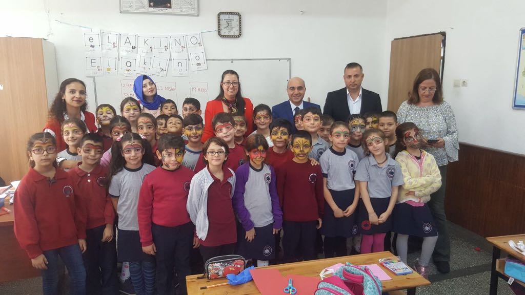 Seyhan Kızılay okullarda konferans veriyor