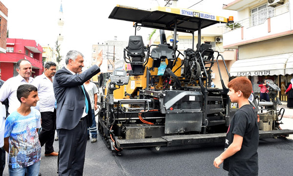 Karalar, Ova Mahallesi’nde asfalt çalışmasını denetledi