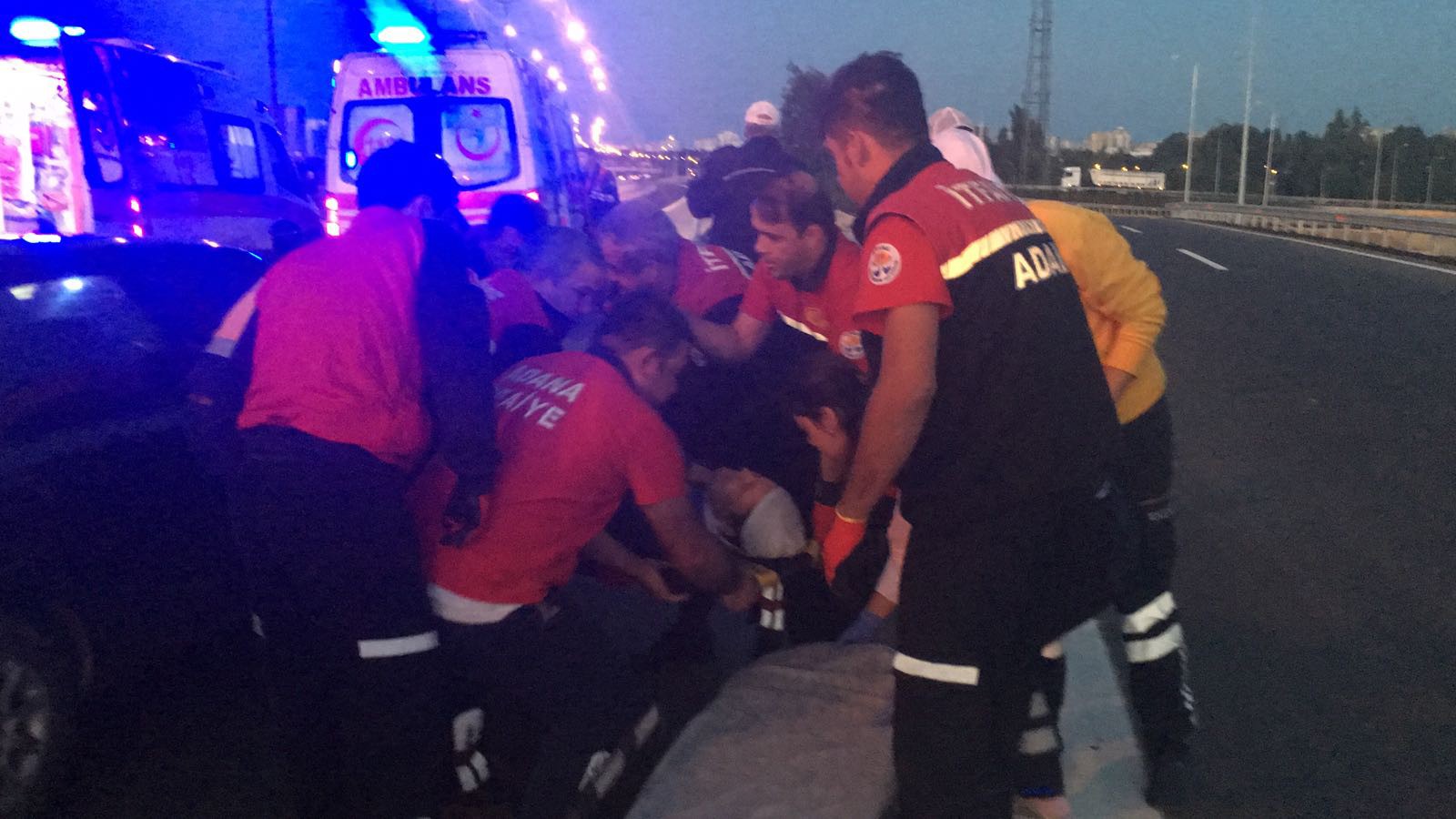 Sıkıştıkları otomobilden CANKUR kurtardı