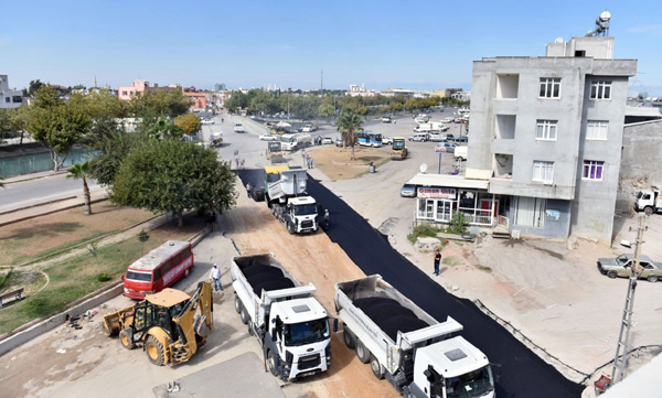 Adana’da asfalt atağı sürüyor