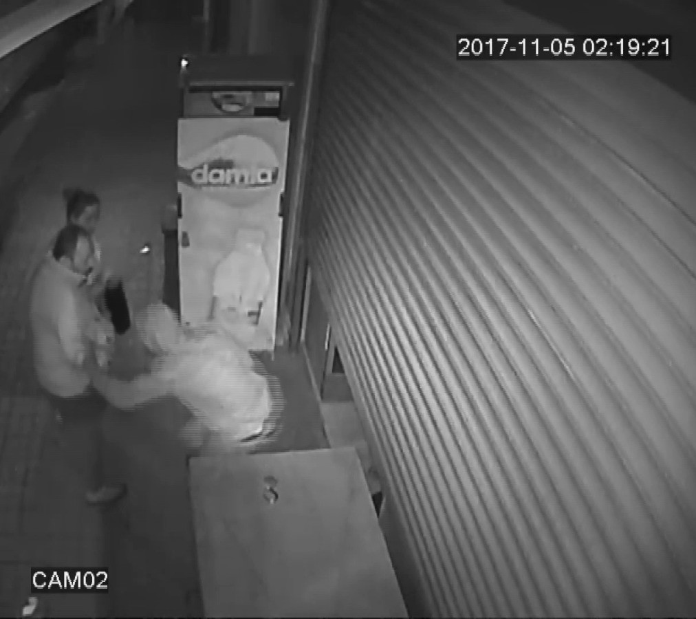 Hırsız market sahibine yumruk atıp kaçtı