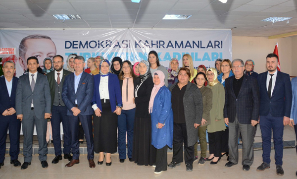 Aladağ’da Ayşe Gümüş bayrağı Sevim Bulmaz’a devretti