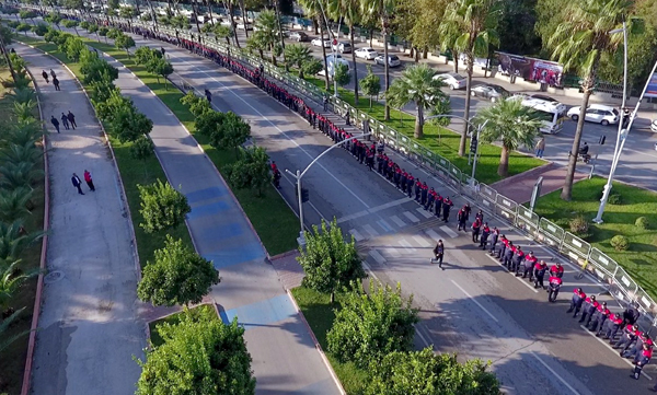 Atatürk, Adana’da ‘Saygı Zinciri’ ile anıldı