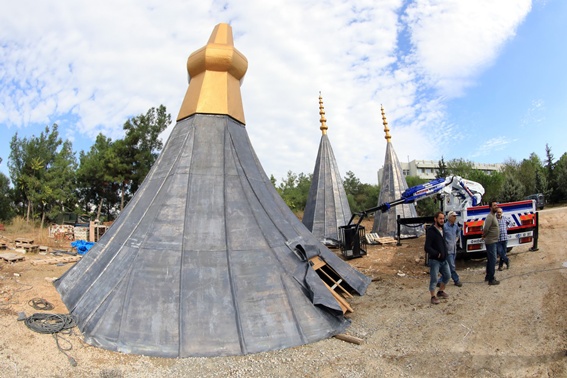 Kubbe ve minarelerin alemleri vinçle yerleştirildi