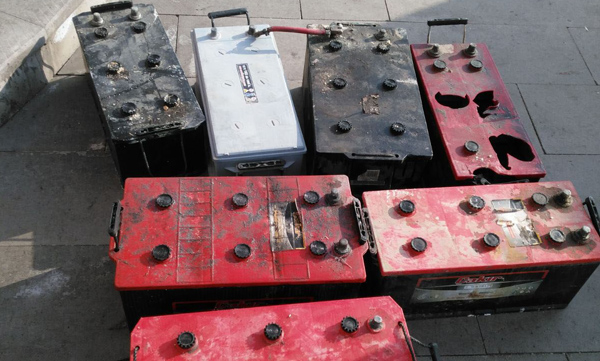Elektriği kesip bir gecede 12 akü çaldılar