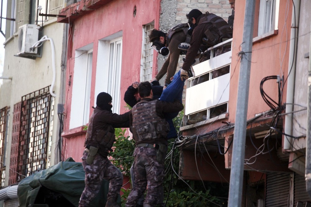 Cezaevi firarisi polisi görünce ailesini rehin aldı