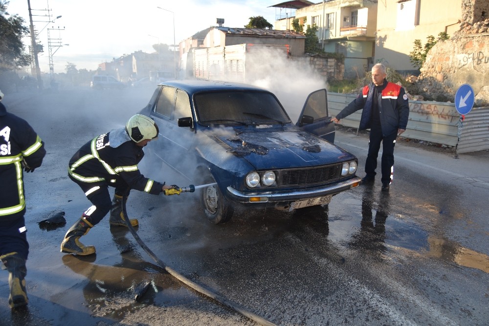 Kırmızı ışıkta duran otomobil yandı