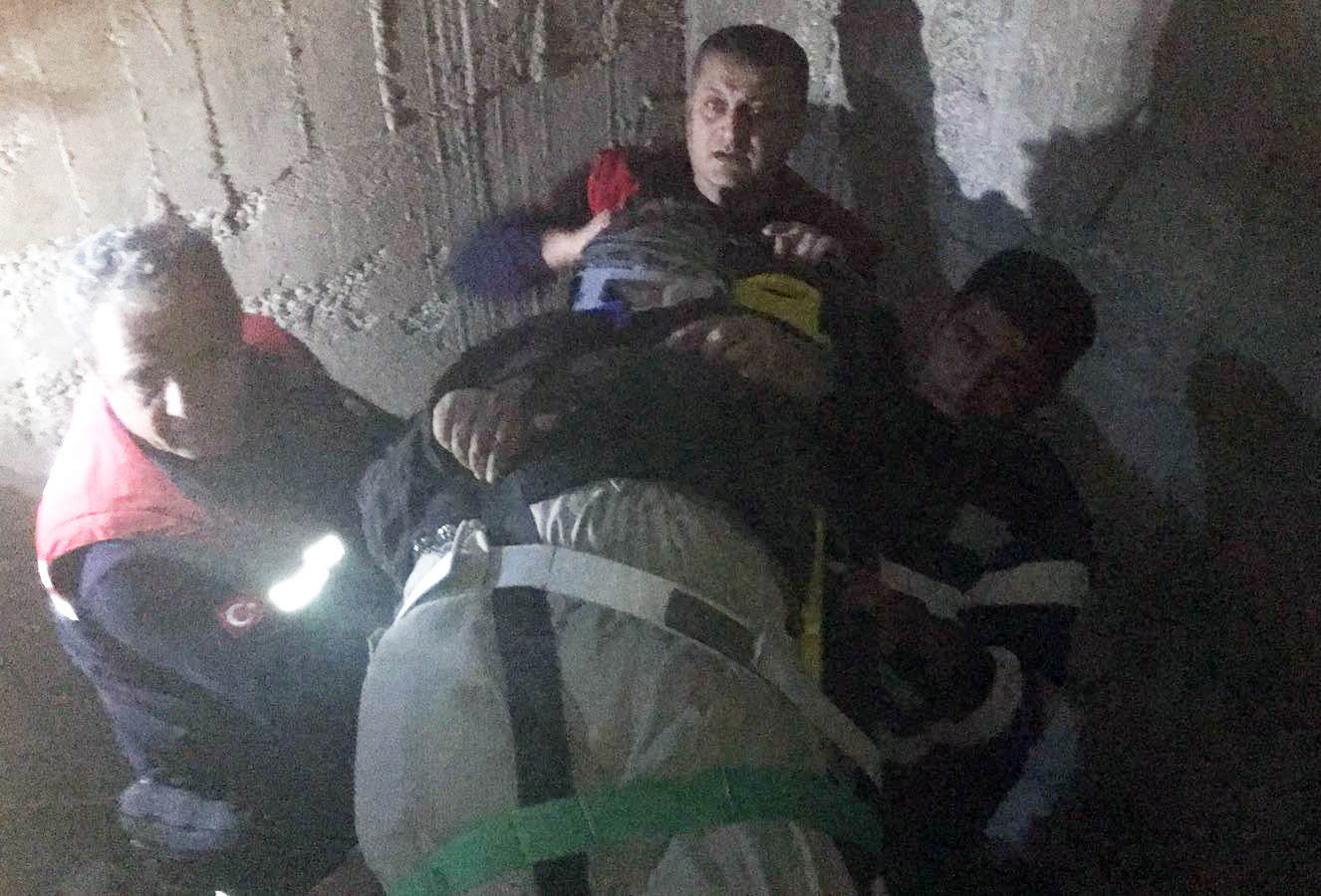 İnşaatı gezdiği sırada ikinci kattan asansör boşluğuna düştü