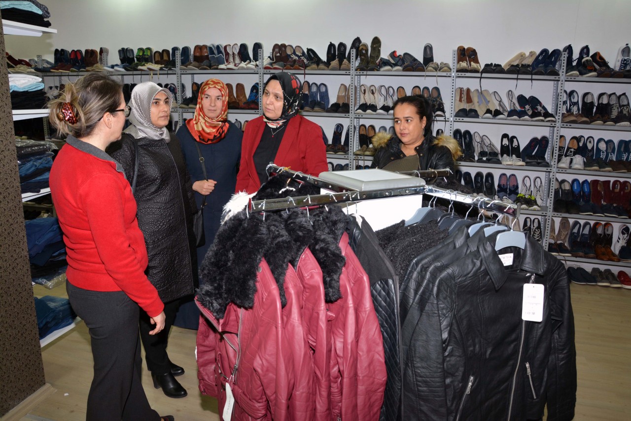 AK Parti Kadın Kolları'ndan 'Sosyal Market ve Gıda Bankası'na destek