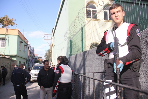 Önce bakkala sıktılar, sonra polise saldırdılar