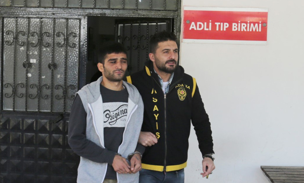 Hırsızı gören kadın uyuyor numarası yaptı