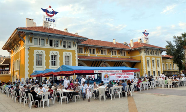Büyükşehir günde 2 bin 500 kişiye iftar yemeği veriyor