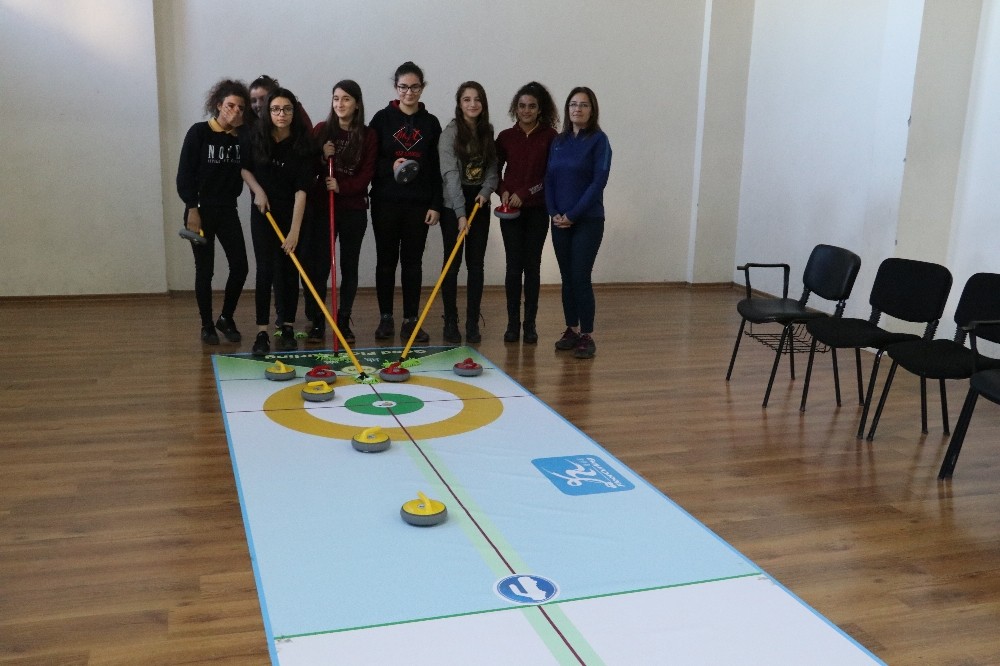 Adana’daki okullarda curling eğitim seminerleri başladı