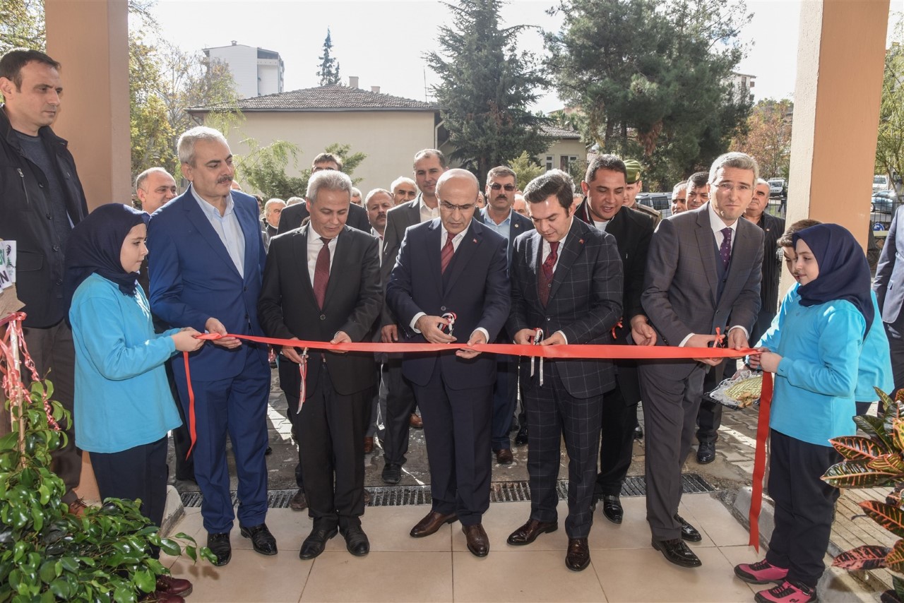 Vali Demirtaş, Pozantı'da sosyal market açılışı yaptı