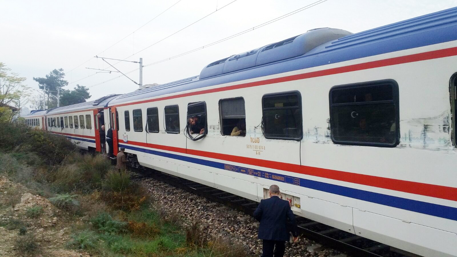 Yolcu treni hafriyat kamyonuyla çarpıştı
