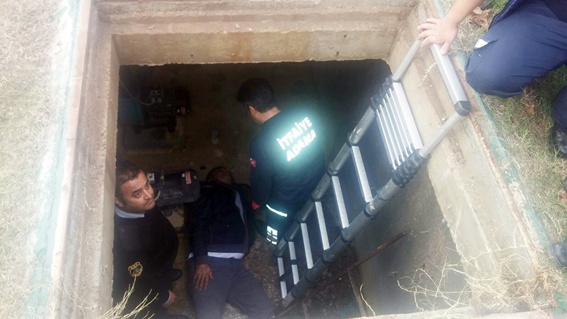 Kuyuya düşen belediye personeli kurtarıldı
