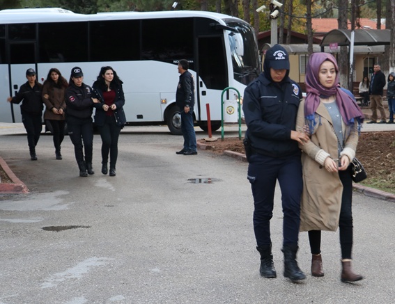 32 üniversiteli adliyeye sevk edildi