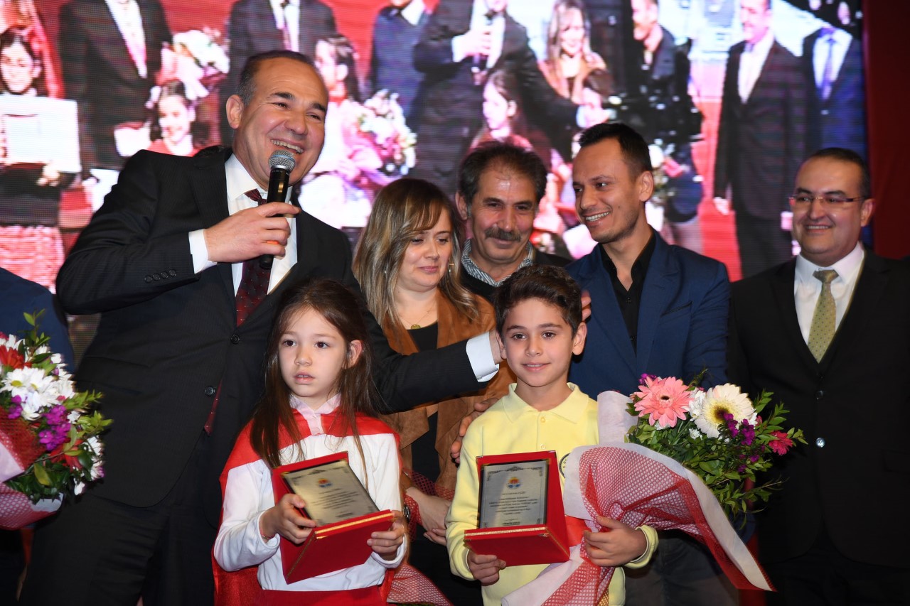 Bayrak şiirini güzel okuyan öğrencilere 175.5 bin lira ödül